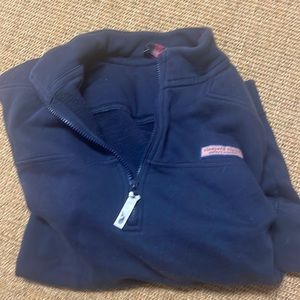 Women’s vineyard vines pull over